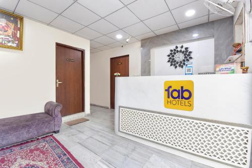 Un vestíbulo con un cartel de Fico Huts en una pared. en FabHotel Connect, en Jaipur