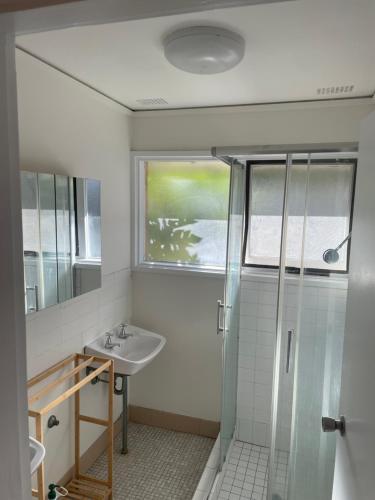 un baño con lavabo y ducha en Marsfield-Queen-MacUni-MacCentre-Bus-Woolworth, en Sídney