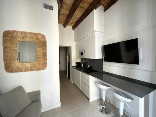 マドリードにあるCavaBajaSuites 2のキッチン(黒いカウンター、壁掛けテレビ付)