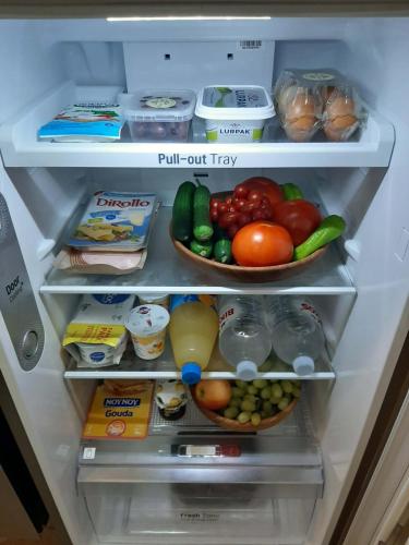 een open koelkast gevuld met veel groenten en fruit bij Ioni Home in Tsagarada