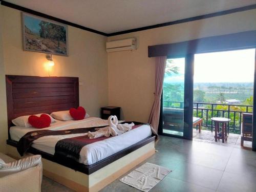 Una cama o camas en una habitación de Thaton Hill Resort