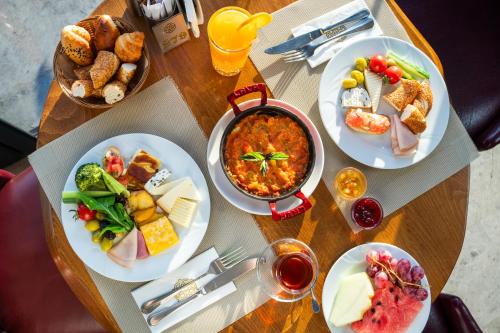 uma mesa de madeira com pratos de comida sobre ela em AKKA Lush Hotel Taksim em Istambul