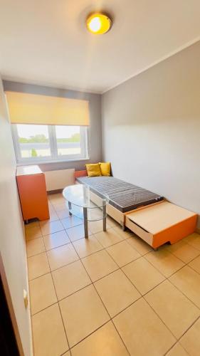 een kamer met een bed en een tafel. bij Makowa 2 Street in Konin