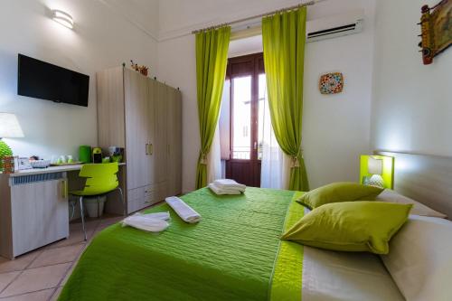 Giường trong phòng chung tại THE PALACE B&B and Apartments