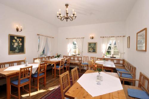 uma sala de jantar com mesas e cadeiras e um lustre em Stoffbauer GmbH em Graz