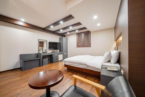 Kuchyň nebo kuchyňský kout v ubytování incheon Airport Hotel June