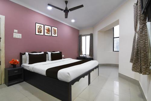 Postel nebo postele na pokoji v ubytování Collection O Kalighat Metro Station Formerly RM Guest Home