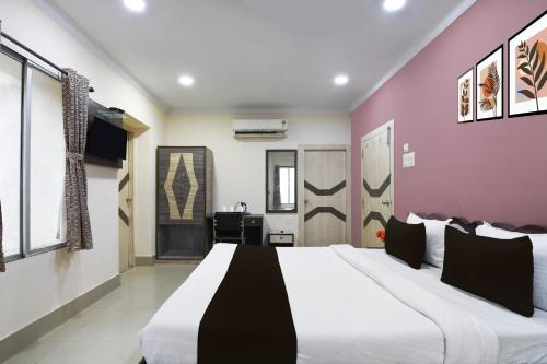 Postel nebo postele na pokoji v ubytování Collection O Kalighat Metro Station Formerly RM Guest Home