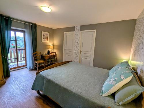 Ένα ή περισσότερα κρεβάτια σε δωμάτιο στο Chambre Perce-neige, Maison d'hôtes Les Accacias