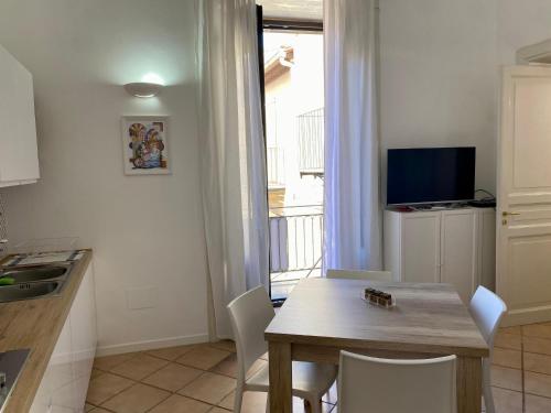 Μια τηλεόραση ή/και κέντρο ψυχαγωγίας στο THE PALACE B&B and Apartments