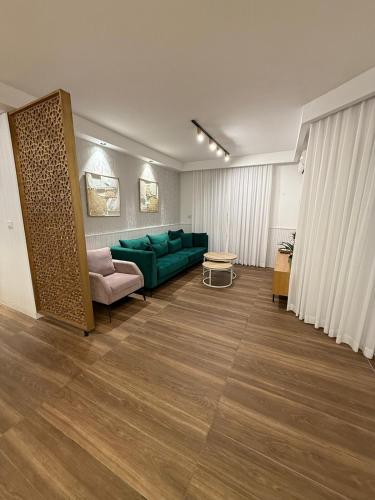 Giường trong phòng chung tại Stylish Penthouse Beach Front