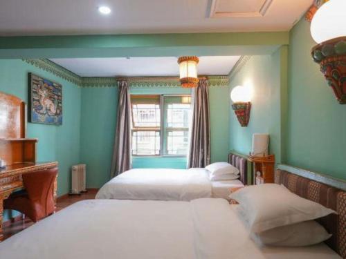 Un pat sau paturi într-o cameră la Tashitakge Hotel