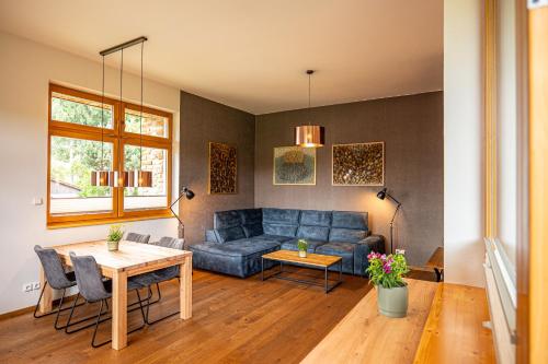una sala de estar con un sofá y una mesa en Stodola 63, en Pacov