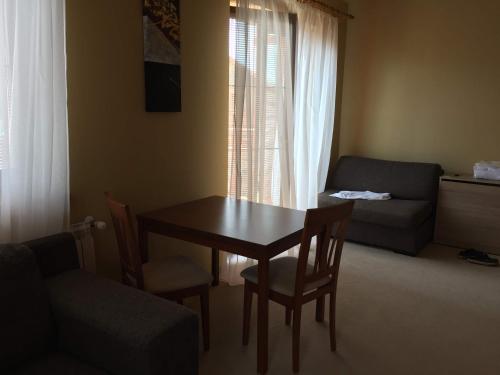 a living room with a table and chairs and a couch at Apartmán Fiona in Veľká Lomnica