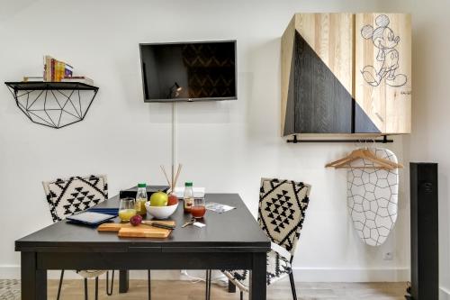 - une table à manger avec des chaises et une table noire dans l'établissement Sweett - Aboukir II, à Paris