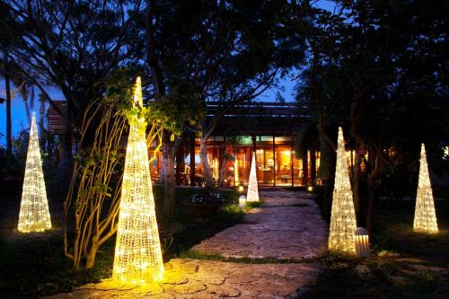 Un camino con luces navideñas frente a un edificio. en Coco Garden Resort Okinawa, en Uruma