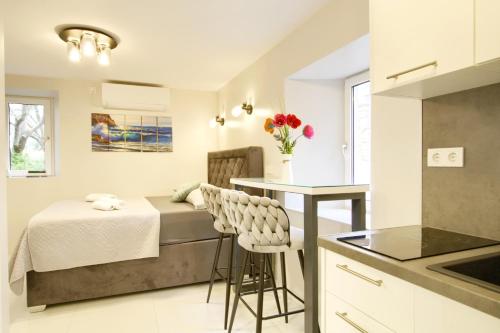 - une cuisine avec une table et un lit dans une chambre dans l'établissement Casa del Sole - Ugljan Island, à Poljana