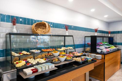 uma vitrine cheia de diferentes tipos de comida em AKKA Lush Hotel Taksim em Istambul