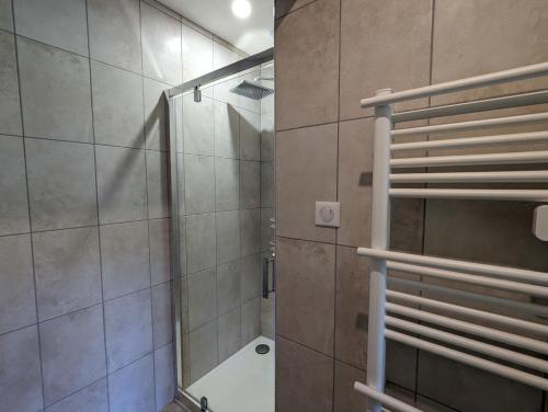 a bathroom with a shower stall and a toilet at Chambre familiale, Les Brimbelles in Rehaupal