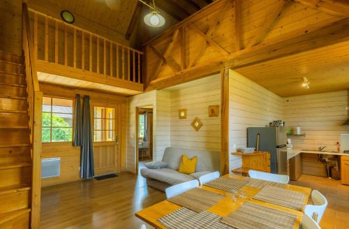 een woonkamer met een tafel en een bank bij SAS Le Hameau des Grilles in Saint-Fargeau