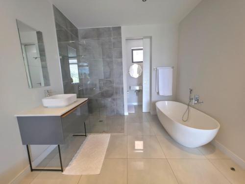 Phòng tắm tại 311 at The Paramount Estate