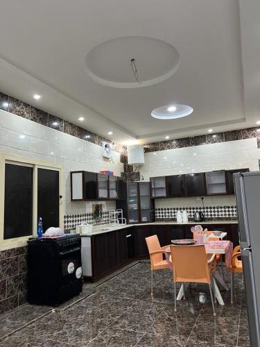 una grande cucina con tavolo e sedie di العلا- العذيب a Madain Saleh