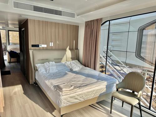 Un pat sau paturi într-o cameră la Capsule Hotel