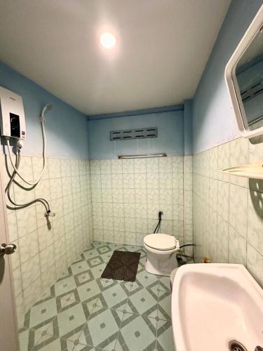 een badkamer met toilet en wastafel bij Light Worker Guest House room number 0 in Phra Ae beach
