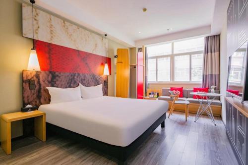 Un pat sau paturi într-o cameră la ibis Xian Lintong Huaqing Hot Spring Hotel