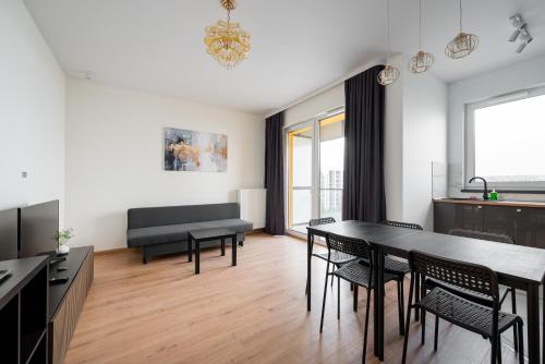 Ursus Spacious Apartment by BookingHost