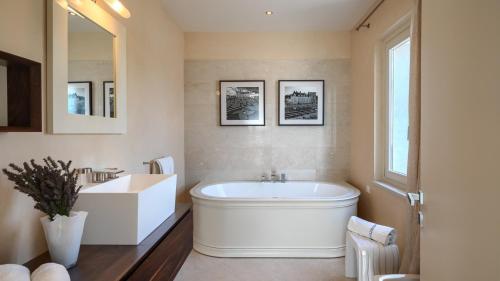 Koupelna v ubytování Villa Rafaelle with 3 bedrooms and pool in Porec