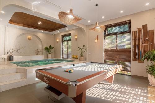 Et badeværelse på KACHI BlissVilla - Near Beach 9BR