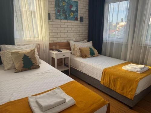 een slaapkamer met twee bedden en een raam bij Hotel Zurich Oldtown in Antalya