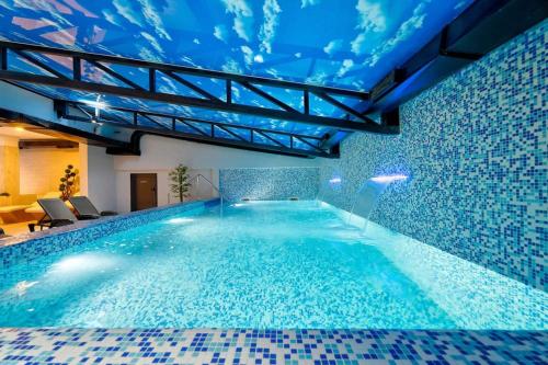 una piscina en un edificio con techo alto en Tomy Forest Cigar Bar, en Ocka Gora