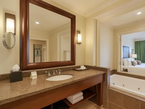 Phòng tắm tại The Westin Kāʻanapali Ocean Resort Villas North- STUDIO VILLA