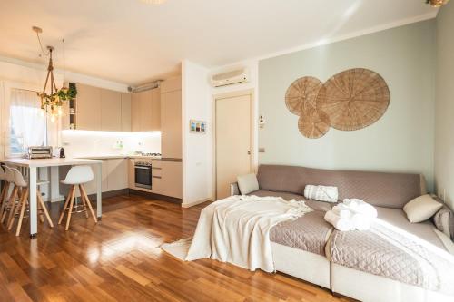 Un dormitorio con una cama y una cocina con una mesa. en Amazhome - Il nido nella quiete del Titano, en San Marino