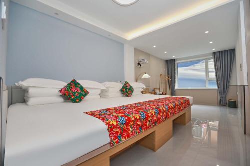 Una cama o camas en una habitación de Xuexiang zhanglicheng homestay