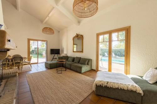 Et tv og/eller underholdning på VILLA JOSEPHINE with swimmingpool in Arès