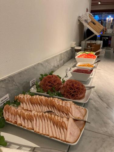 隆德Place Lund的自助餐台上摆放着各种三明治和其他食物