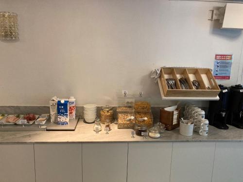 隆德Place Lund的厨房里的柜台,上面有食物