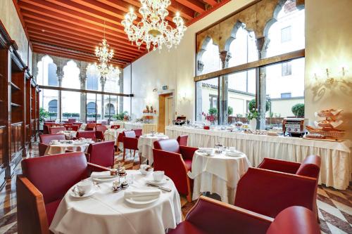 ホテル ドナ パレスにあるレストランまたは飲食店