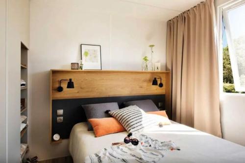 Postel nebo postele na pokoji v ubytování Camping 3 étoiles - ccbeebh