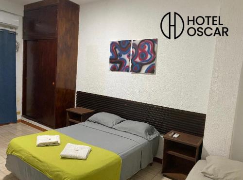 Llit o llits en una habitació de Hotel Oscar