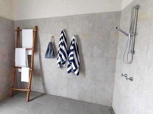 O baie la Exclusive Cottage in Havannah, Reflections Retreat