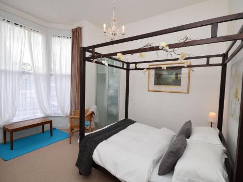 En eller flere senge i et værelse på 2 Bed in Ilfracombe 00276