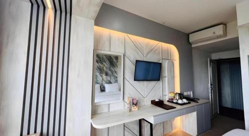 TV a/nebo společenská místnost v ubytování The Belagri Hotel and Convention