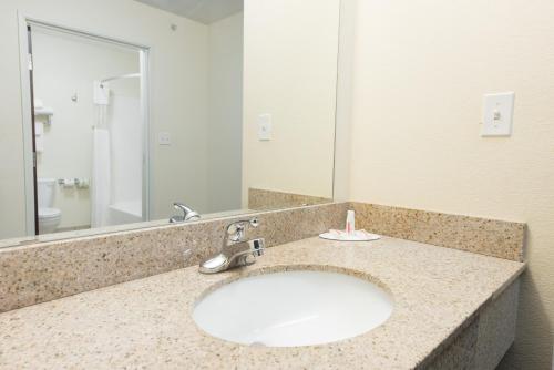 Un baño de Super 8 by Wyndham Rolla