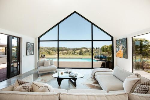 Bazén v ubytování Hill-Top Oasis with Pool and Spa on 2ha just 5mins to Wharf nebo v jeho okolí