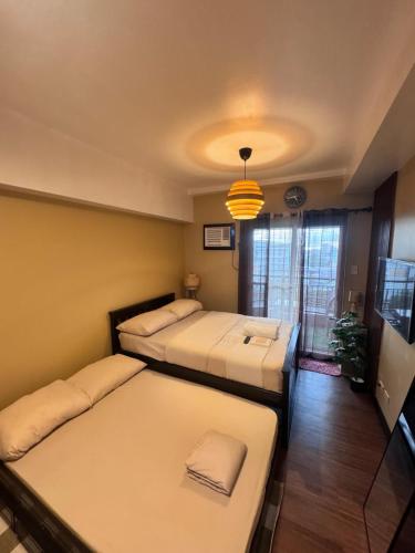 Postel nebo postele na pokoji v ubytování La Verti Residences Pasay City