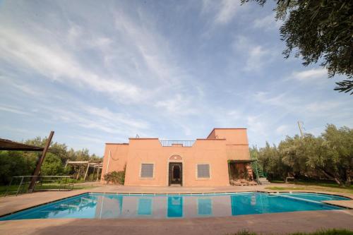 Piscina a Riad Oussari o a prop